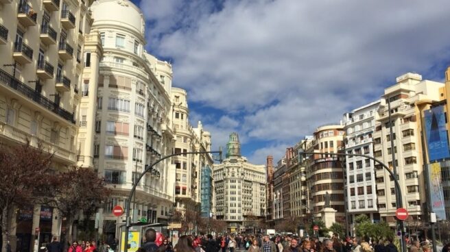 Personas paseando por una calle de Valencia.