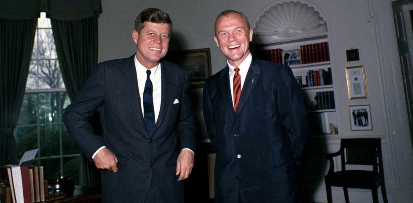 JFK junto a John Glenn en 1962