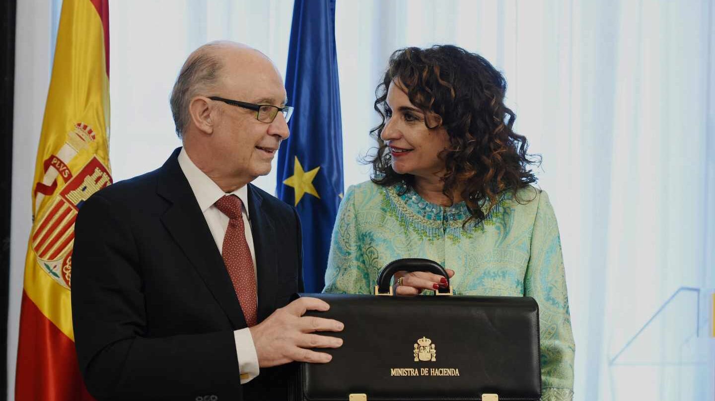 La nueva ministra de Hacienda, María Jesús Montero, felicitada por el ministro saliente, Cristóbal Montoro.