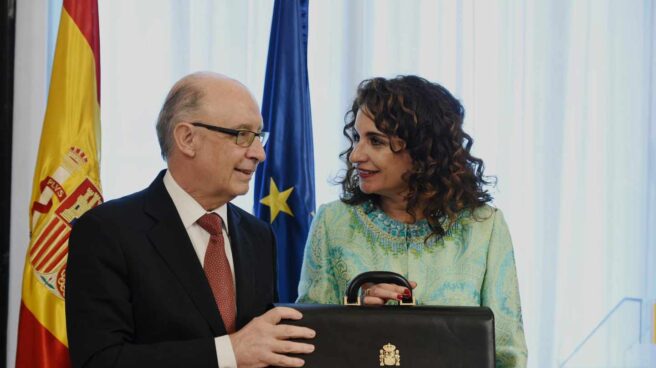 La nueva ministra de Hacienda, María Jesús Montero, felicitada por el ministro saliente, Cristóbal Montoro.