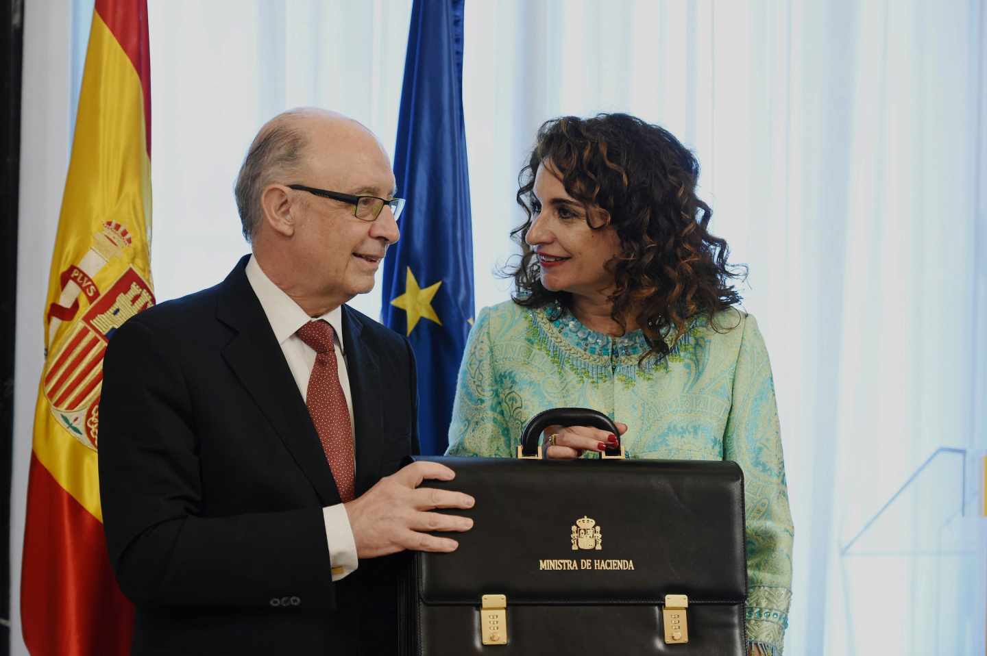 La nueva ministra de Hacienda, María Jesús Montero, felicitada por el ministro saliente, Cristóbal Montoro.