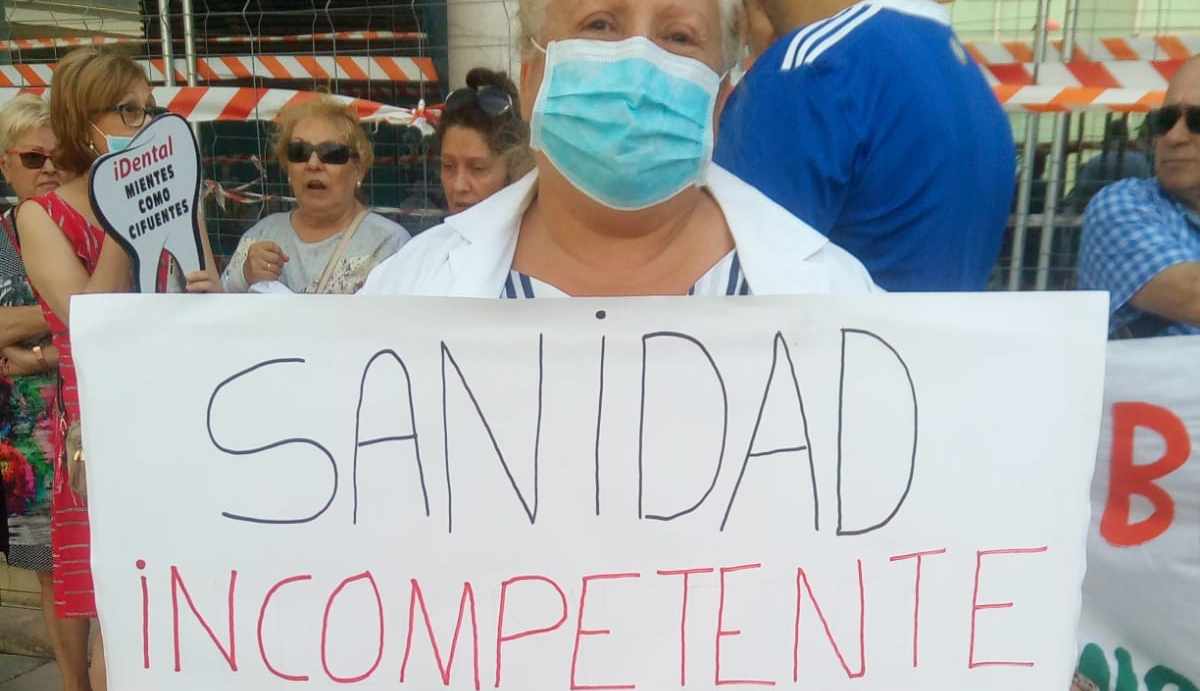 Una afectada de iDental en una manifestación en Zaragoza.