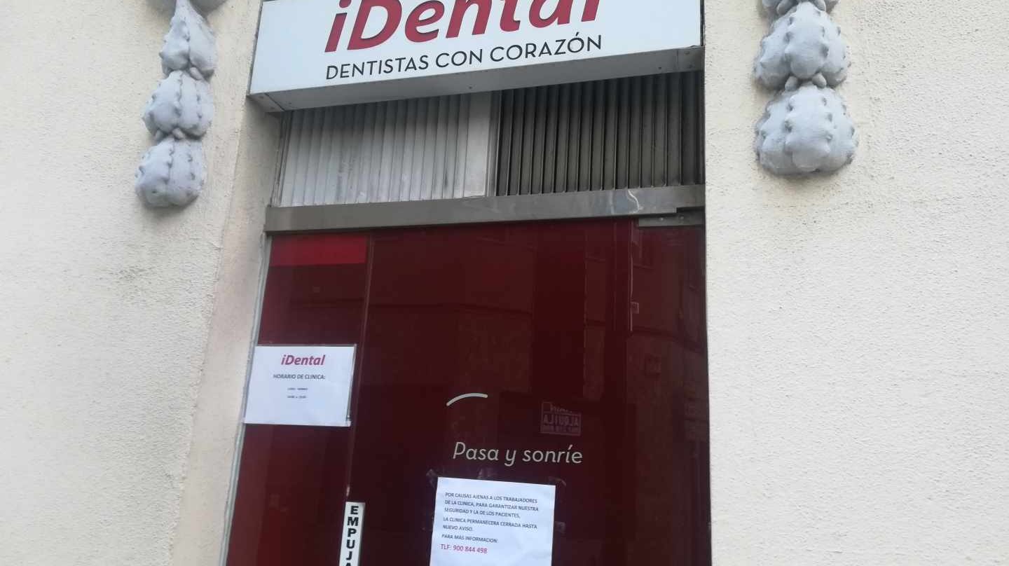 La puerta de la clínica iDental en Albacete, cerrada como todas las que la cadena tiene en España.