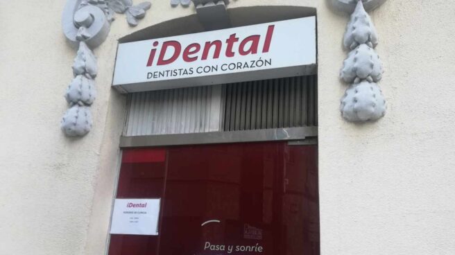 La puerta de la clínica iDental en Albacete, cerrada como todas las que la cadena tiene en España.