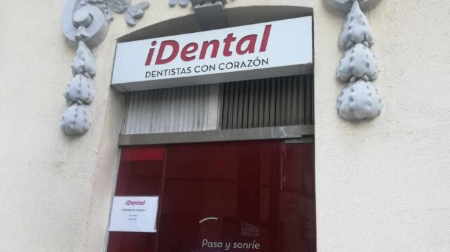 idental albacete La puerta de la clínica iDental en Albacete, cerrada como todas las que la cadena tiene en España.