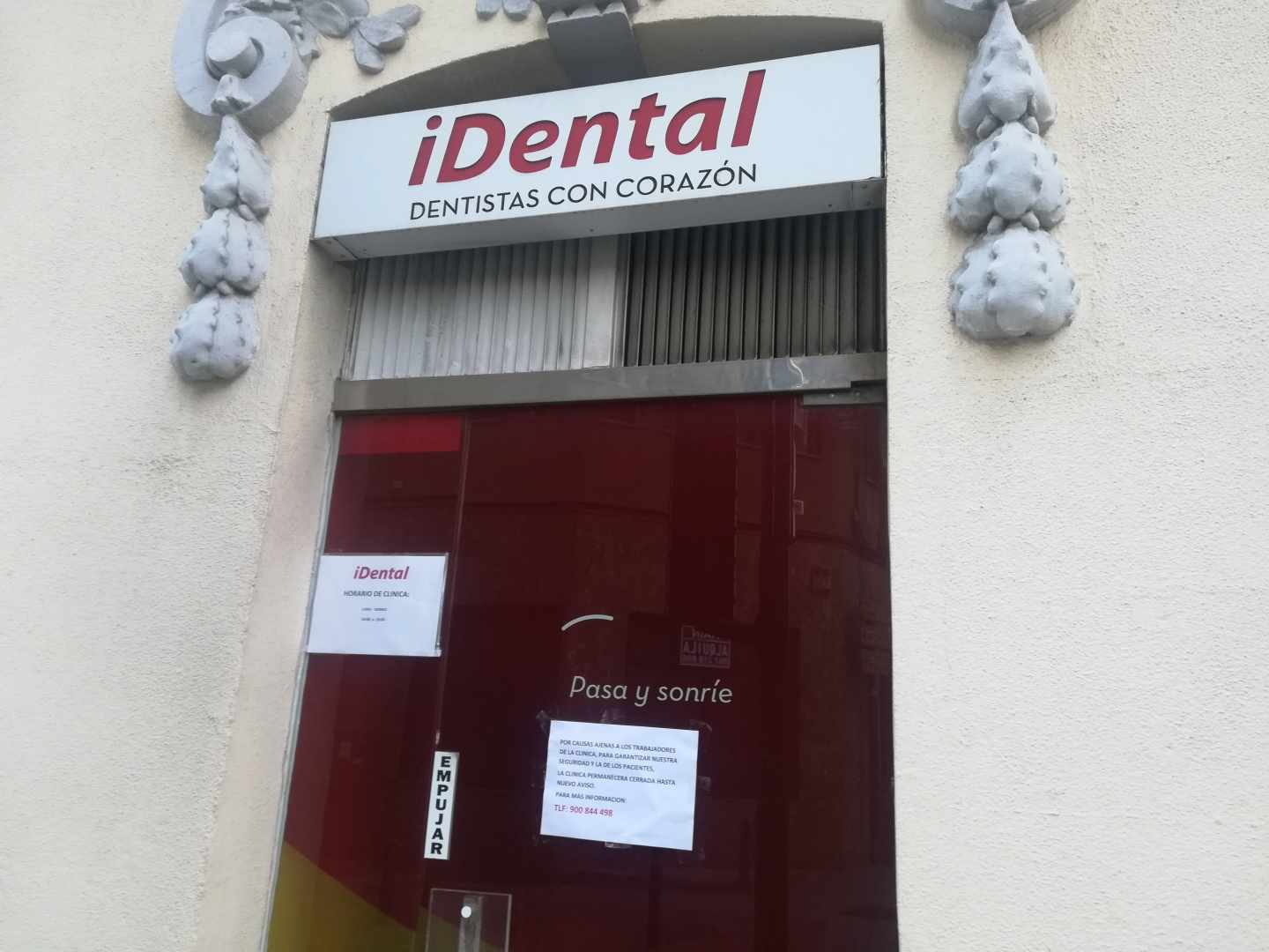 La puerta de la clínica iDental en Albacete, cerrada como todas las que la cadena tiene en España.