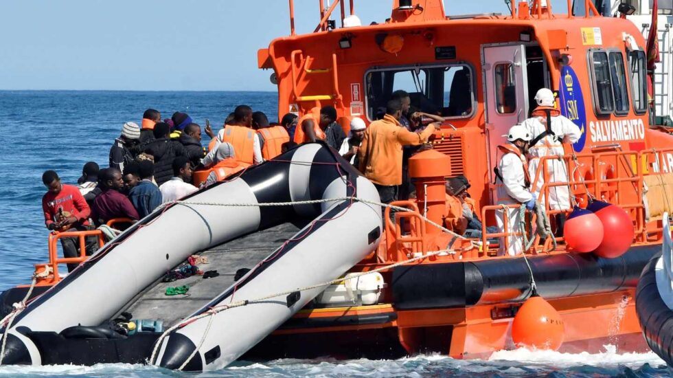 Salvamento Marítimo traslada a inmigrantes rescatados en aguas andaluzas.