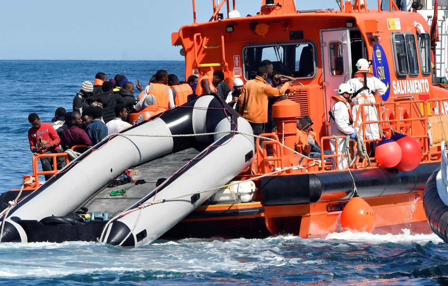 Salvamento Marítimo traslada a inmigrantes rescatados en aguas andaluzas.