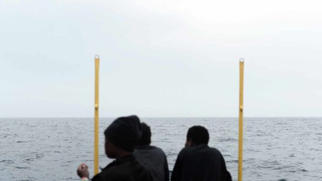Varios de los inmigrantes rescatados, en la cubierta del Aquarius.