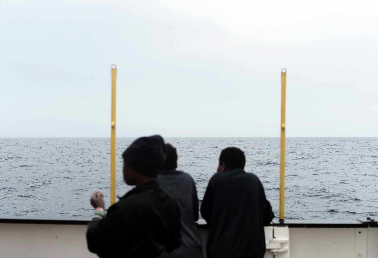 Varios de los inmigrantes rescatados, en la cubierta del Aquarius.