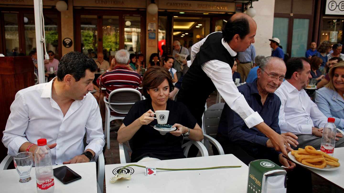 El líder del PP andalúz, Juanma Moreno, junto a Soraya Sáenz de Santamaría en Málaga.