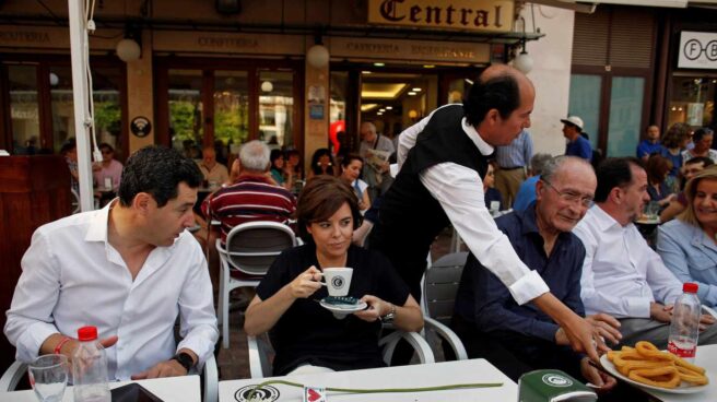 El líder del PP andalúz, Juanma Moreno, junto a Soraya Sáenz de Santamaría en Málaga.