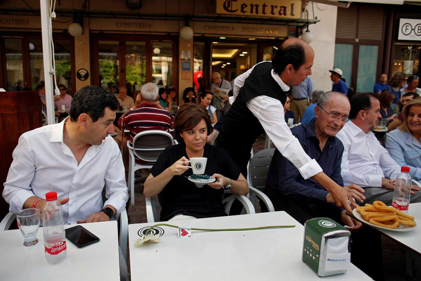 El líder del PP andalúz, Juanma Moreno, junto a Soraya Sáenz de Santamaría en Málaga.