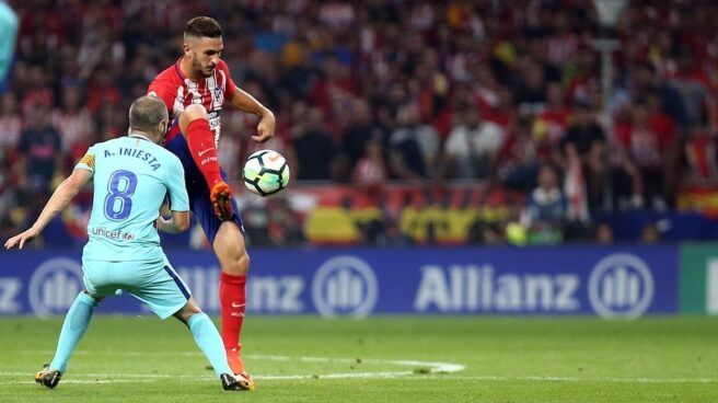 Koke e Iniesta disputan un balón en un partido de Liga.