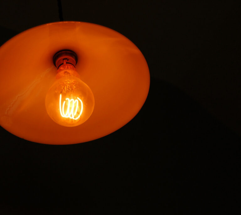 Multas de hasta 60 millones a las eléctricas si entorpecen que sus clientes consigan el bono social