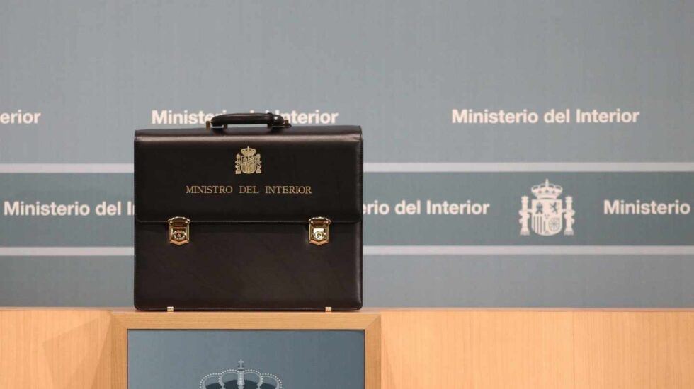 Cartera ministerial entregada a Fernando Grande-Marlaska, sucesor de Zoido en Interior.