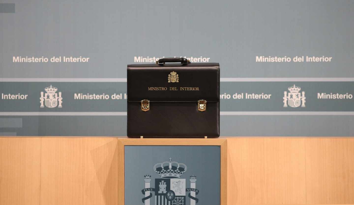 El maletín del ministro del Interior, instantes antes de la toma de posesión de Grande-Marlaska.