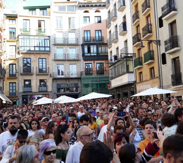 Miles de personas protestan en Pamplona y las capitales vascas contra la Manada