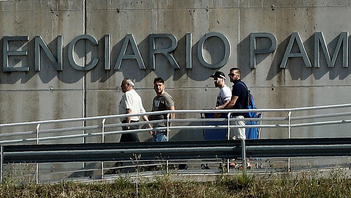Los miembros de 'La Manada' sufren un escrache en la piscina local de Palomares del Río (Sevilla)