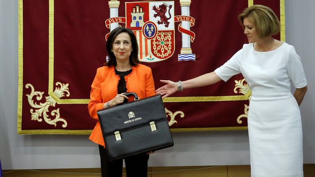 La ministra de Defensa, Margarita Robles, junto a su antecesora, María Dolores de Cospedal.