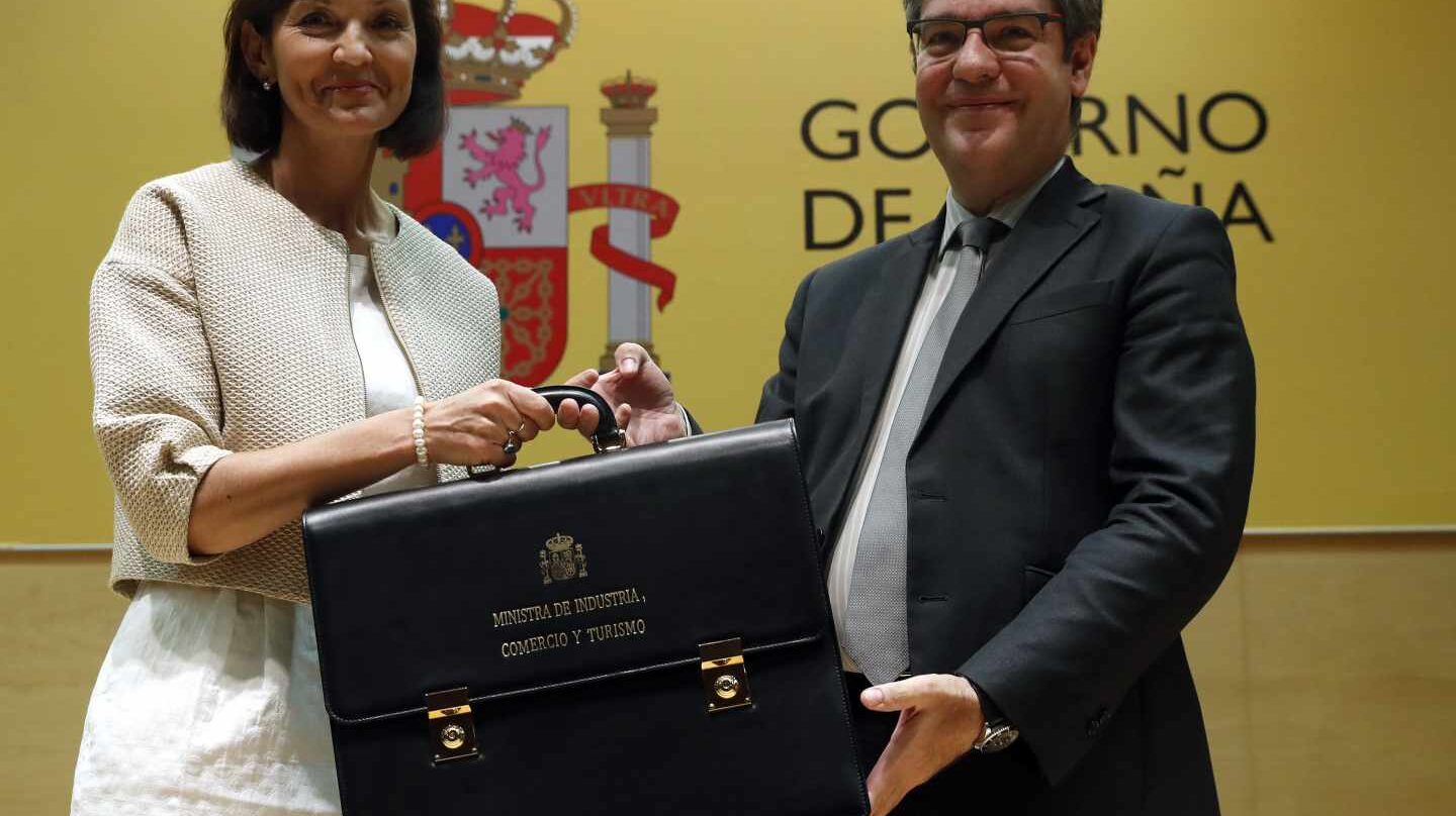La nueva ministra de Industria, Comercio y Turismo, Reyes Maroto, recibe la cartera ministerial de Álvaro Nadal.