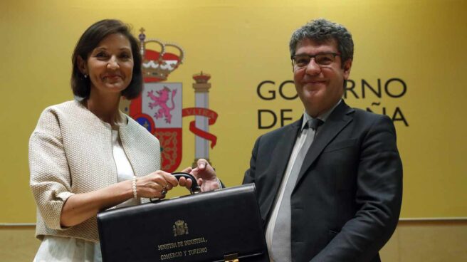 La nueva ministra de Industria, Comercio y Turismo, Reyes Maroto, recibe la cartera ministerial de Álvaro Nadal.