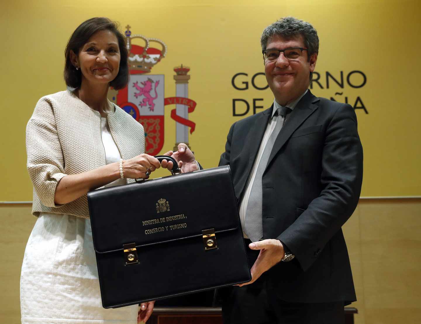 La nueva ministra de Industria, Comercio y Turismo, Reyes Maroto, recibe la cartera ministerial de Álvaro Nadal.