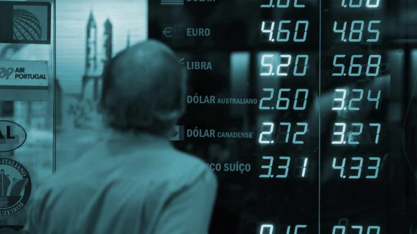Precios de compraventa de divisas en una casa de cambio.