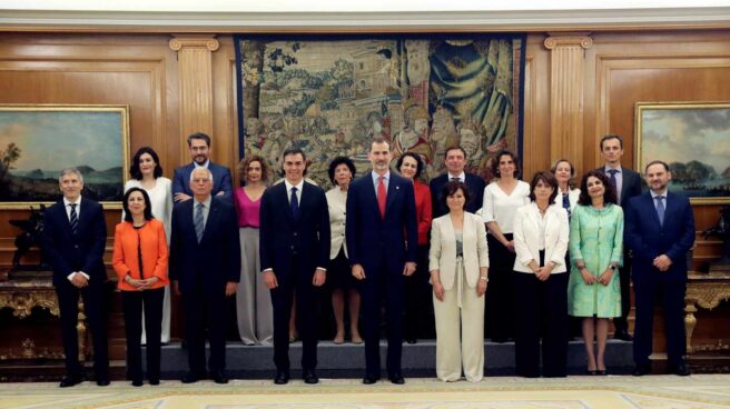 Los nuevos ministros en el Palacio de la Zarzuela.