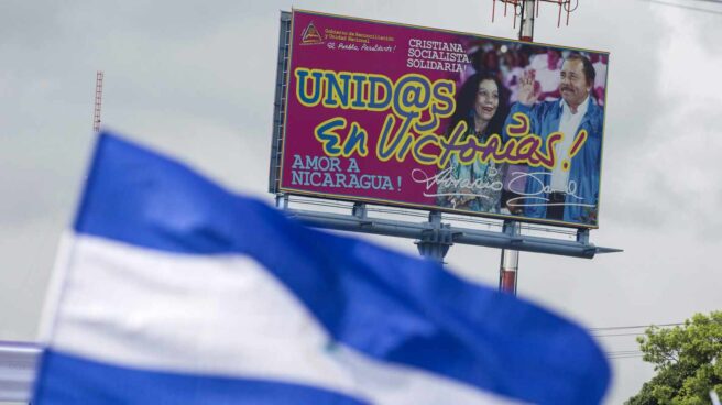 La bandera de Nicaragua y un cartel de la pareja presidencial, de hace cuatro años