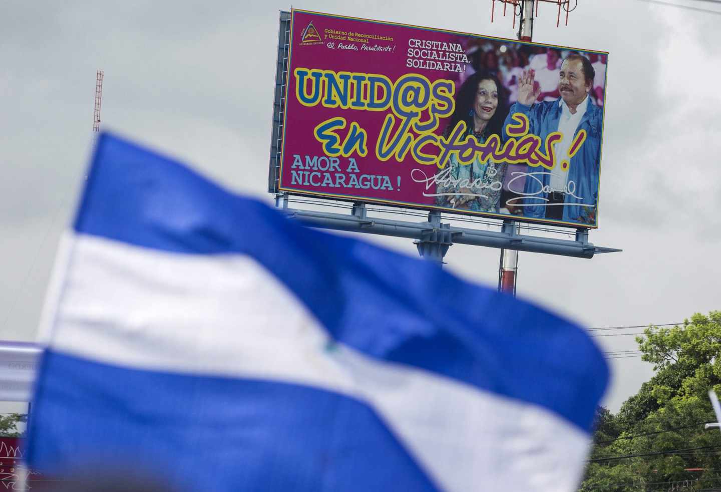 La bandera de Nicaragua y un cartel de la pareja presidencial, de hace cuatro años