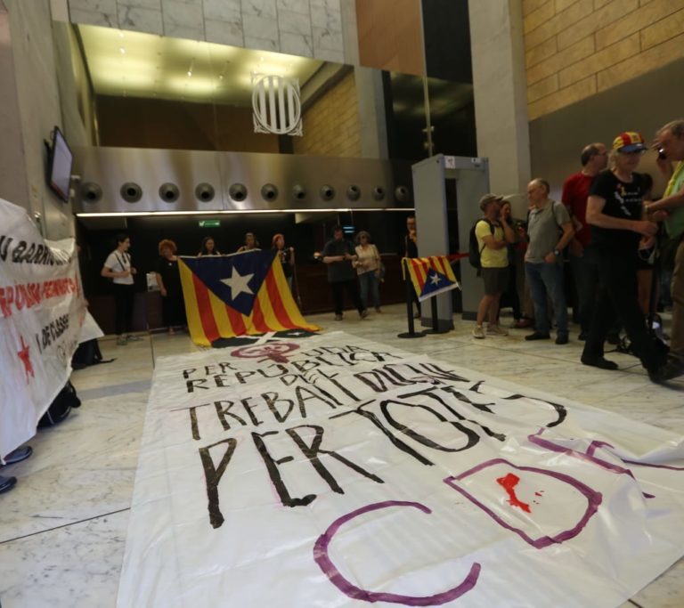 Los CDR ocupan la consejería de Trabajo y se manifiestan en la de Salud, ambas de ERC