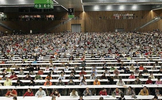 Cientos de opositores optan a una plaza en una OPE de la Administración vasca.