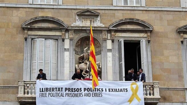 La Generalitat cuelga una pancarta pidiendo la libertad de presos políticos y exiliados