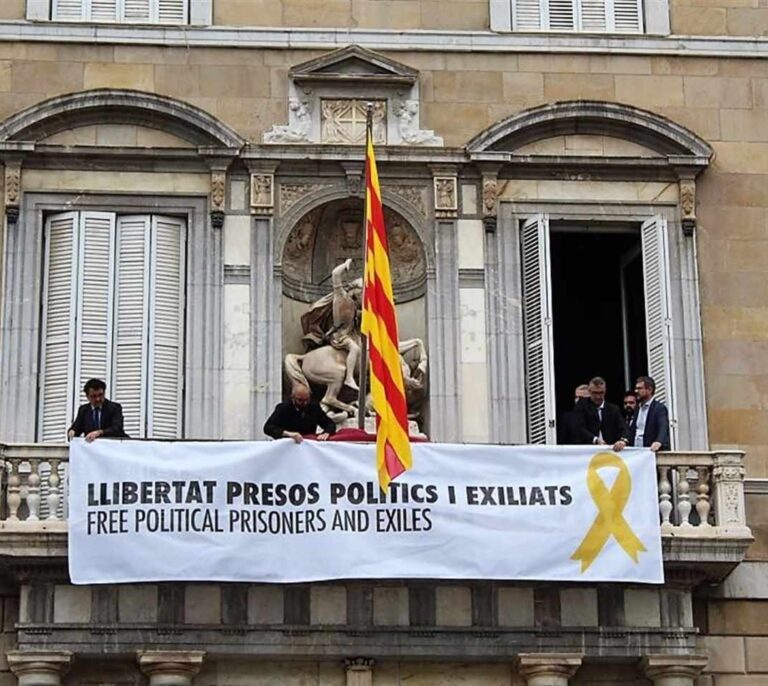 La Generalitat cuelga una pancarta pidiendo la libertad de presos políticos y exiliados