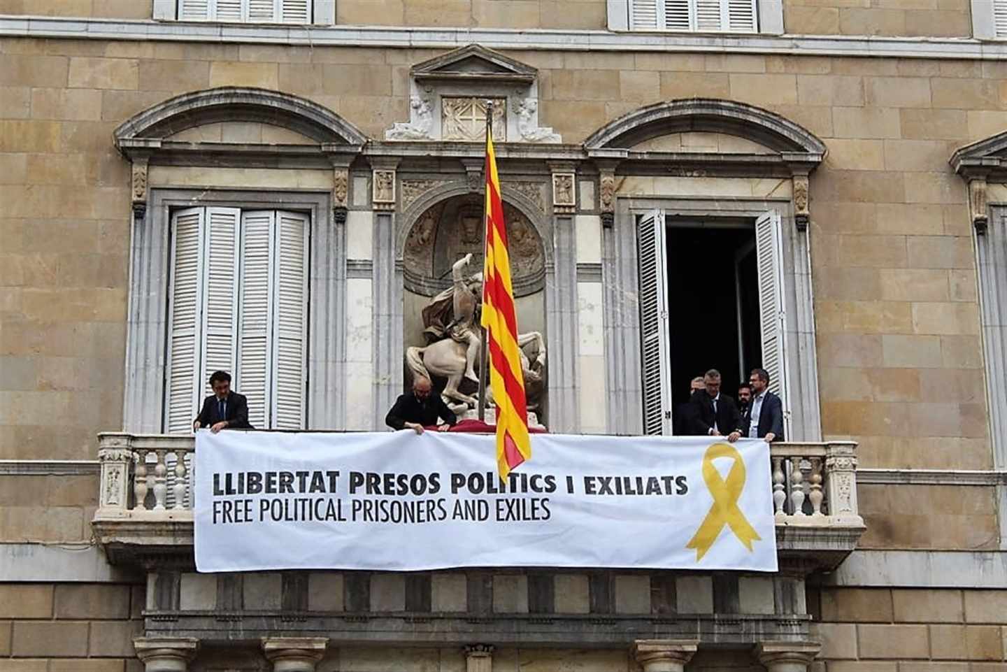 La Generalitat cuelga una pancarta pidiendo la libertad de presos políticos y exiliados