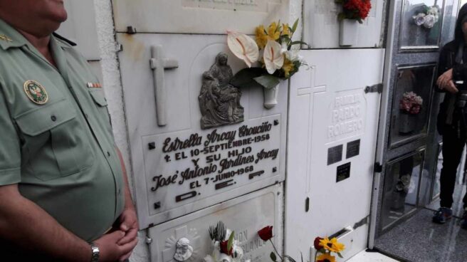 Lápida en el nicho donde está enterrado el guardia civil Pardines, asesinado por ETA hace 50 años.