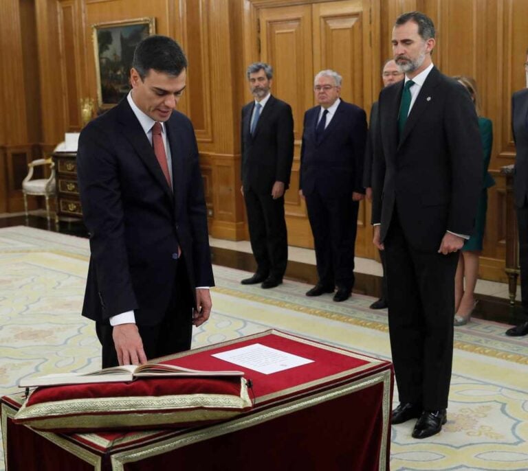 Pedro Sánchez toma posesión sin Biblia ni crucifijo y en presencia de Rajoy