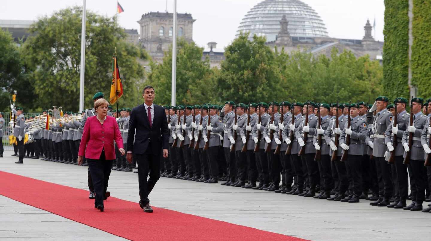 El presidente del Gobierno, Pedro Sánchez, conversa con la canciller alemana, Angela Merkel.