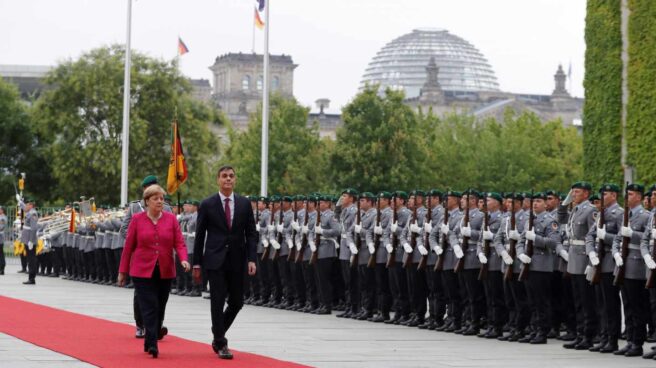 El presidente del Gobierno, Pedro Sánchez, conversa con la canciller alemana, Angela Merkel.