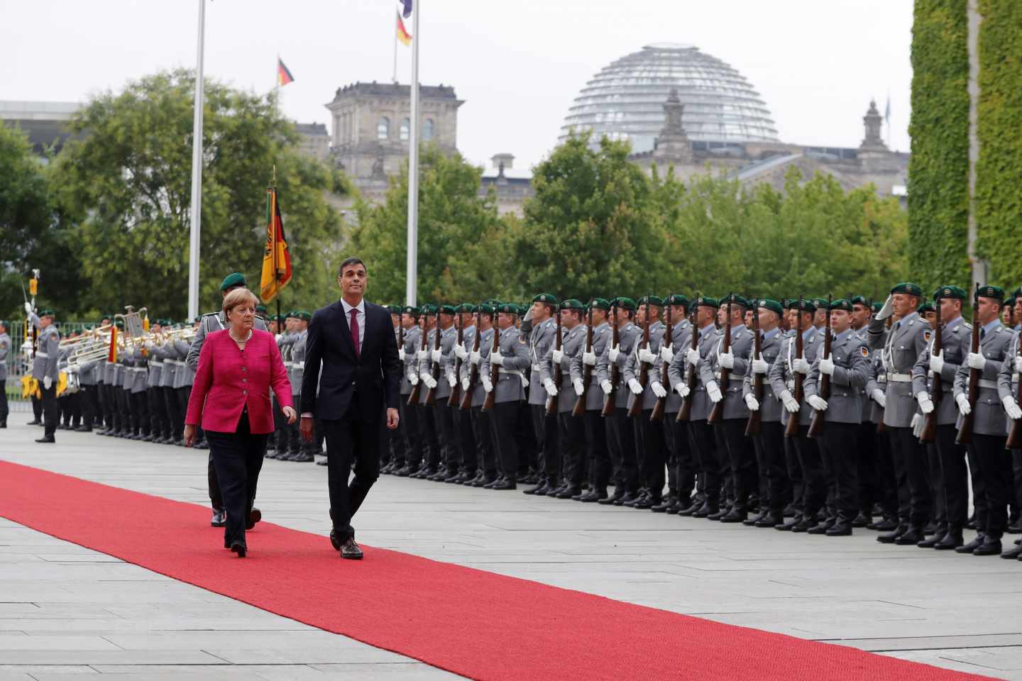 El presidente del Gobierno, Pedro Sánchez, conversa con la canciller alemana, Angela Merkel.