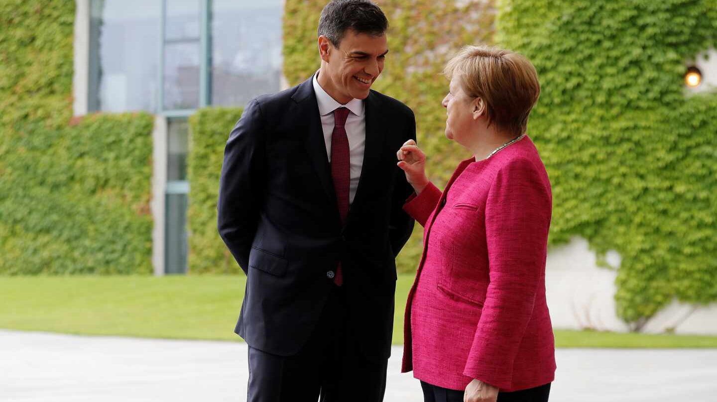 El presidente del Gobierno, Pedro Sánchez, conversa con la canciller alemana, Angela Merkel.