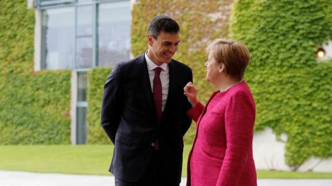 El presidente del Gobierno, Pedro Sánchez, conversa con la canciller alemana, Angela Merkel.