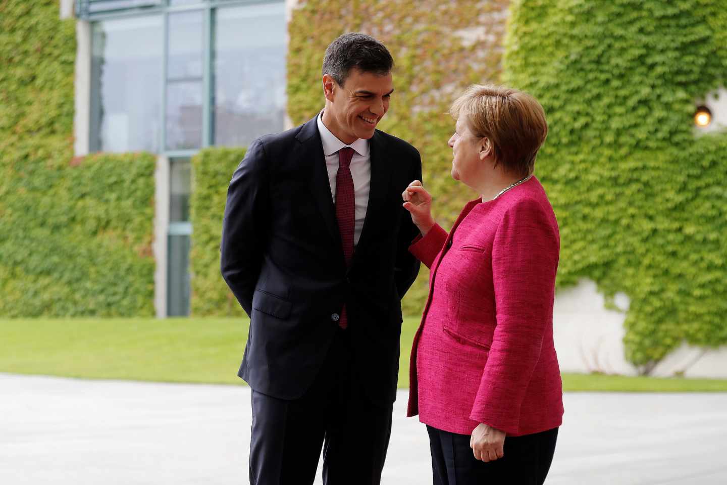 El presidente del Gobierno, Pedro Sánchez, conversa con la canciller alemana, Angela Merkel.