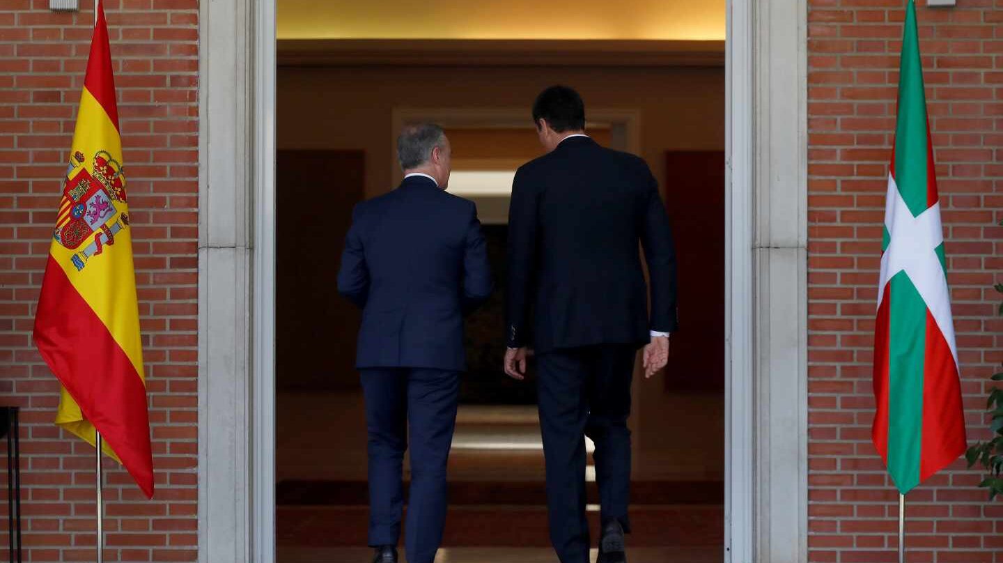 El presidente del Gobierno, Pedro Sánchez, recibe al lehendakari, Íñigo Urkullu.