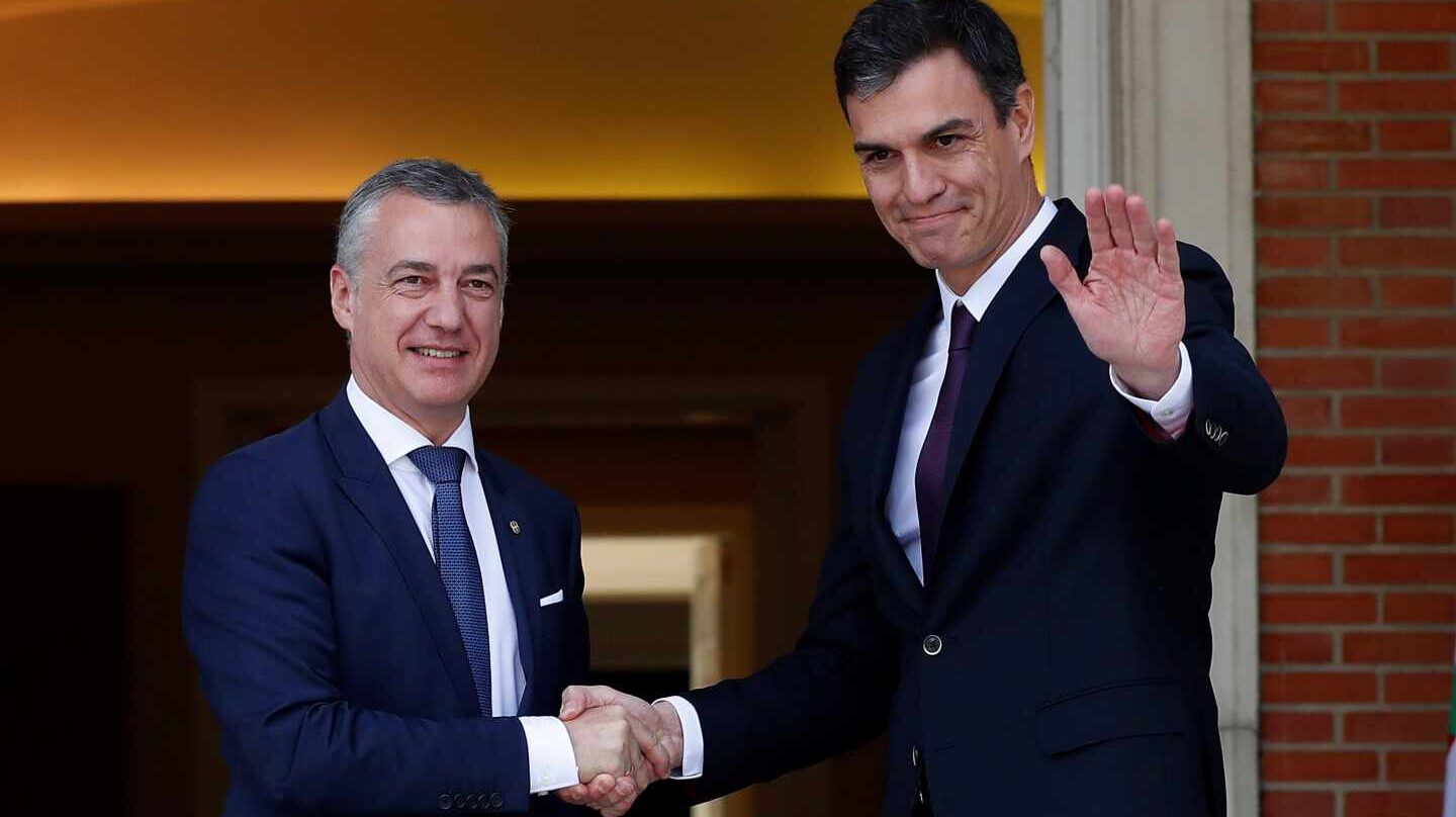 El presidente del Gobierno, Pedro Sánchez, recibe al lehendakari, Íñigo Urkullu.