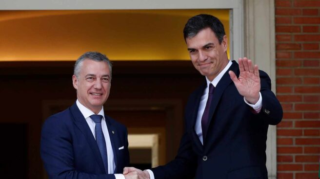 pedro sanchez y urkullu (2) El presidente del Gobierno, Pedro Sánchez, recibe al lehendakari, Íñigo Urkullu.