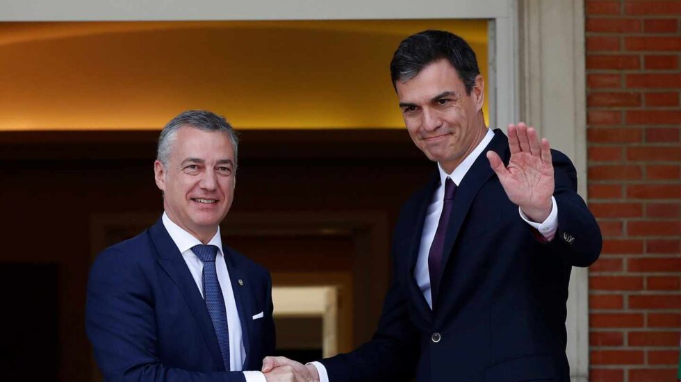 El presidente del Gobierno, Pedro Sánchez, recibe al lehendakari, Íñigo Urkullu.