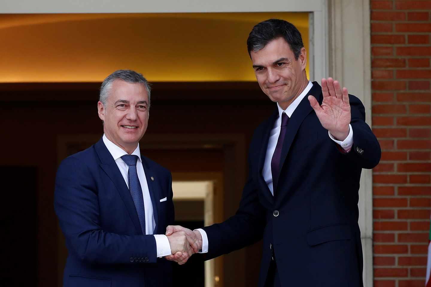 El presidente del Gobierno, Pedro Sánchez, recibe al lehendakari, Íñigo Urkullu.