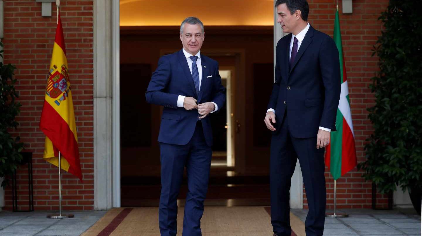 El presidente del Gobierno, Pedro Sánchez, recibe al lehendakari, Íñigo Urkullu.
